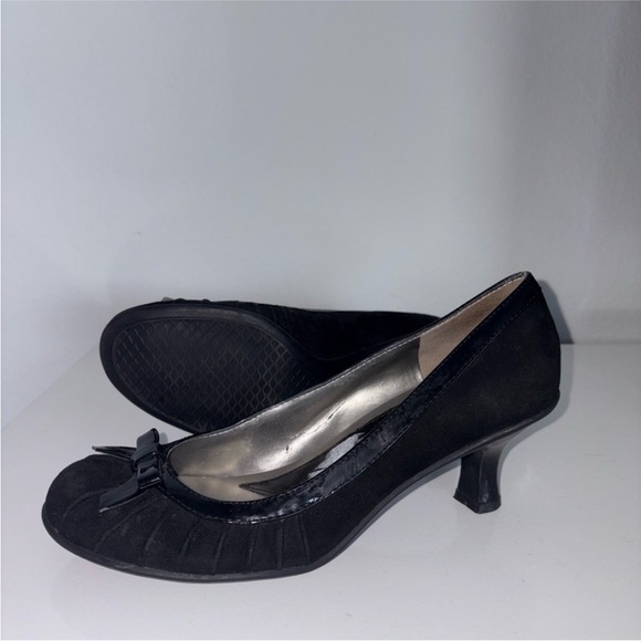 Black Dainty Bow Kitten Heels - Picture 13 of 16